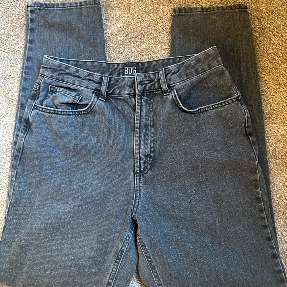 BDG STRAIGHT LEG MOM JEAN — SIZE 27